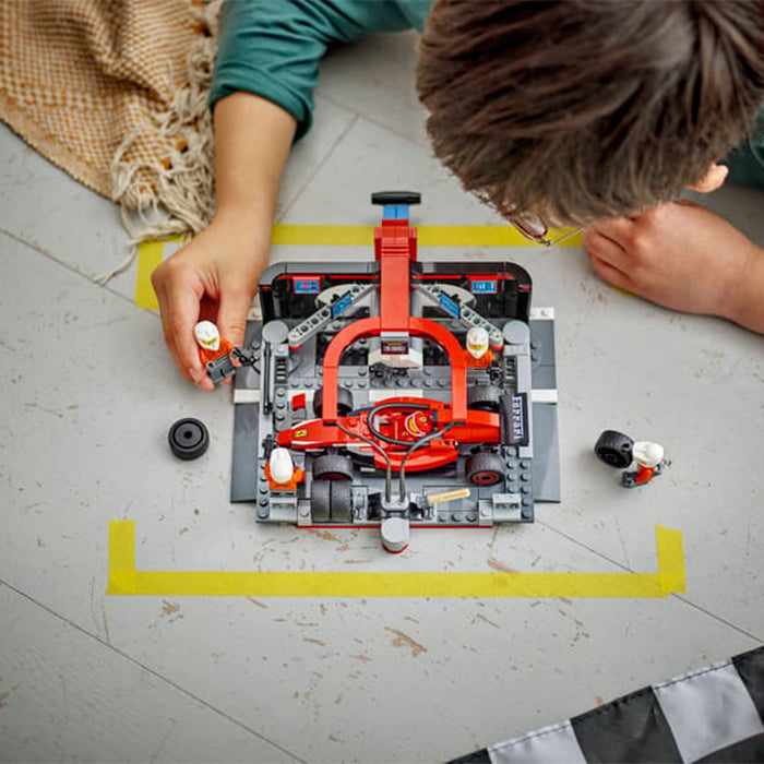 60443 F1® Pit Stop &amp; Pit Crew with Ferrari Car