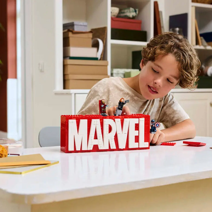 76313 MARVEL Logo &amp; Minifigures