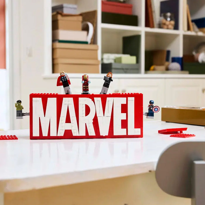 76313 MARVEL Logo &amp; Minifigures
