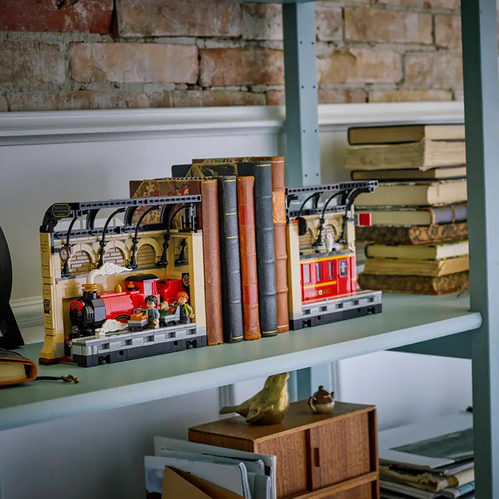 76450 Book Nook: Hogwarts™ Express