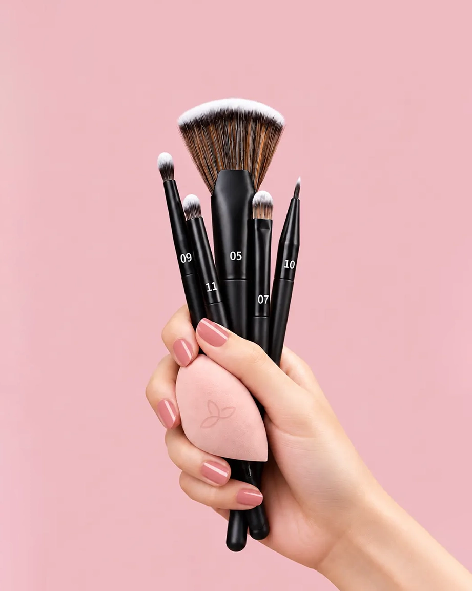 The Essentials Bundle (05 Highlighter, 07 Concealer, 09 Smudge, 10 Eyeliner, 11 Lip Smudge &amp; Sundora Sponge)